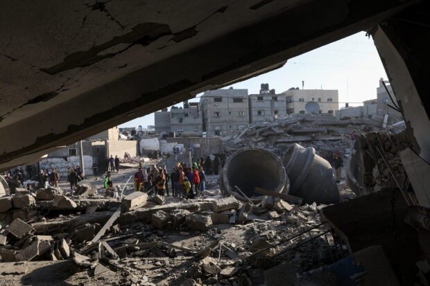 Palestinians inspect the site of an Israeli strike on a mosque and houses, amid the ongoing conflict between Israel and the Palestinian Islamist group Hamas, in Rafah in the southern Gaza Strip February 22, 2024. REUTERS/Ibraheem Abu Mustafa