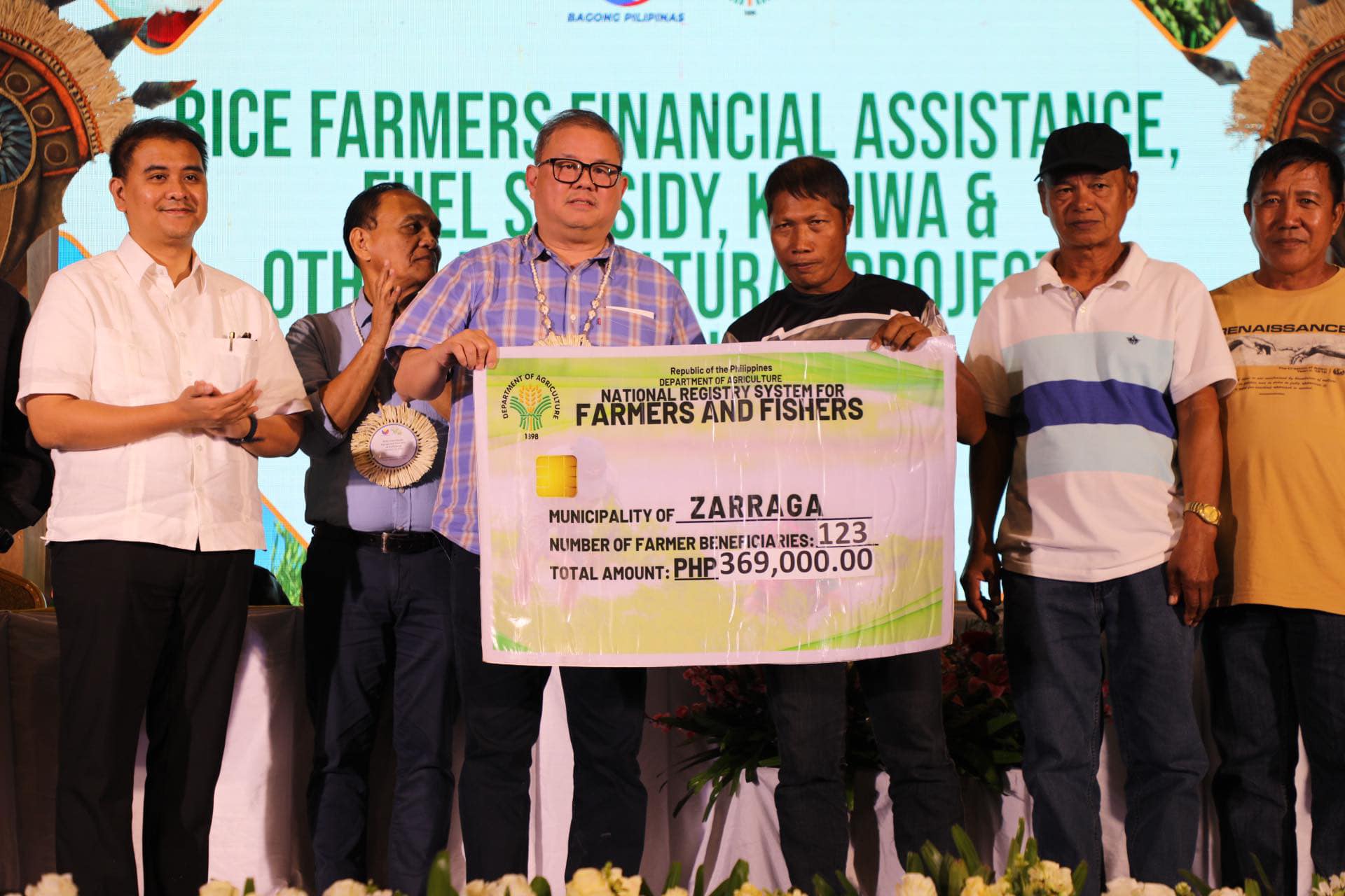 The Department of Agriculture (DA) said that it distributed various financial assistance and agricultural machinery for farmers and fisherfolk in Iloilo.