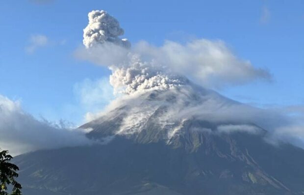 WHITE ON BLUE Mayon Volcano in Albay spews ash reachingup to 1.2 kilometers, as viewed from the village of Tagas in Daraga, Albay, on Sunday. —NOR HAMIEL LLORCA/CONTRIBUTOR