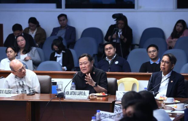 Former Supreme Court Senior Associate Justice Antonio Carpio (center), with economist Bernardo Villegas (left) and lawyer Rene Sarmiento, both members of the 1986 Constitutional Commission that drafted the 1987 Constitution, on Monday attend the Senate subcommittee hearing on the proposed amendments to the economic provisions of the Charter. STORY: Cha-cha: No for framers, yes for foreign chambers