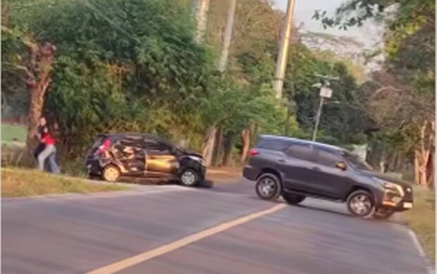 A CRIME Screengrab of a viral video by a certain “Ulo ng Apo” shows a Toyota Fortuner turn around after repeatedly ramming a black Hyundai Eon.