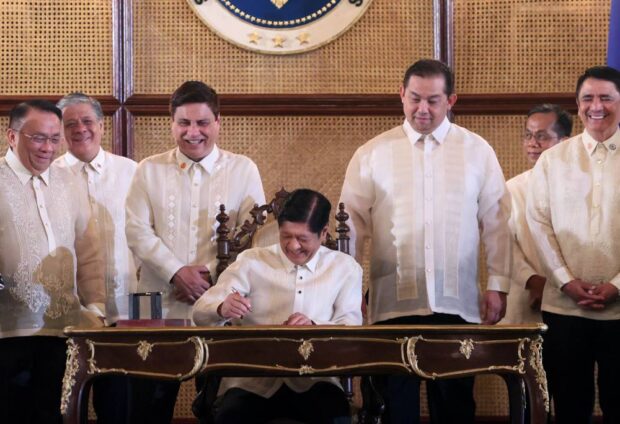 FOR THE FILIPINO PEOPLE President Marcos on Monday signs into lawmeasures granting additional benefits to Filipino elderly and boosting Philippine-made products. The ceremony in Malacañang was witnessed by delegations from both chambers of Congress led by Senate President Juan Miguel Zubiri (third from left) and Speaker Martin Romualdez (third from right). —MARIANNE BERMUDEZ