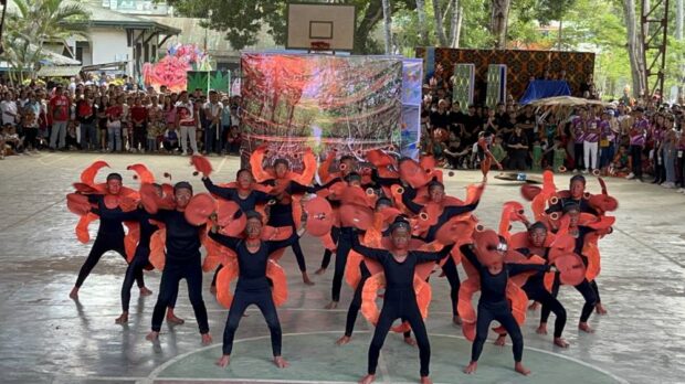 ABOUT CRABS In this photo taken on Feb. 23, students in Zamboanga City’s Barangay Vitali, through a street dance, depict the life of residents whose income depend on aquaculture. Crabs andother crustaceans are the main source of income in Vitali. —JULIE ALIPALA
