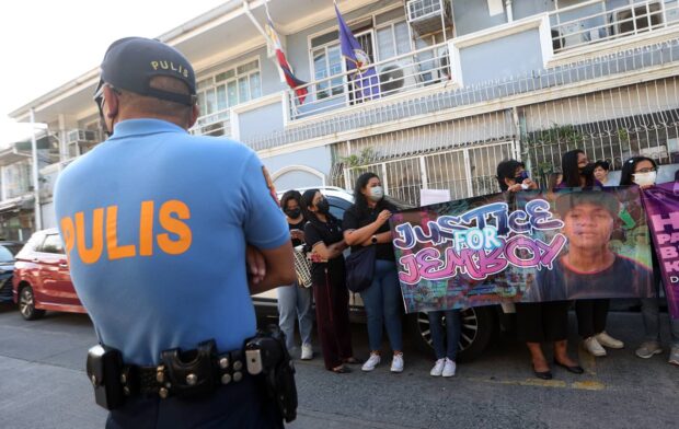 WAITING FOR JUSTICE Relatives and supporters of the family of Jemboy Baltazar, 17, who was mistaken for a murder suspect and killed by policemen last year, gather in front of the Navotas Hall of Justice on Tuesday to wait for the court’s decision on the case. —NIÑO JESUS ORBETA