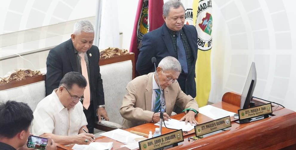 Chief Minister Ahod “Al Haj Murad” Ebrahim(left) signs into law the measure creating 32 parliamentary districts in the region