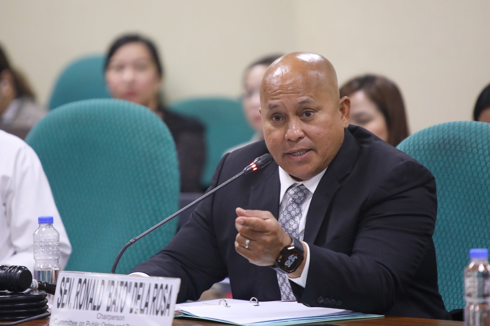Senator Ronald “Bato” dela Rosa has invited vlogger, Maharlika, to personally attend a Senate hearing after fuming over the latter’s bribery allegations against him.