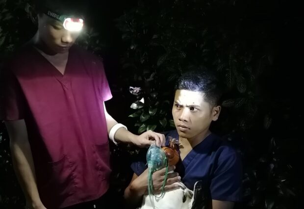 BREATHING PROBLEM Hiyas, one of 11 raptors examined on Thursday at the Philippine Eagle Center in Davao City, hyperventilated and needs oxygen to breathe. —JOSELLE R. BADILLA