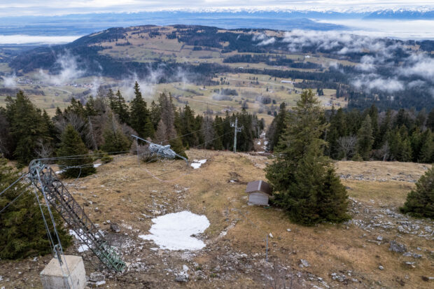 Swiss ski spot left snowless, deserted by mild January