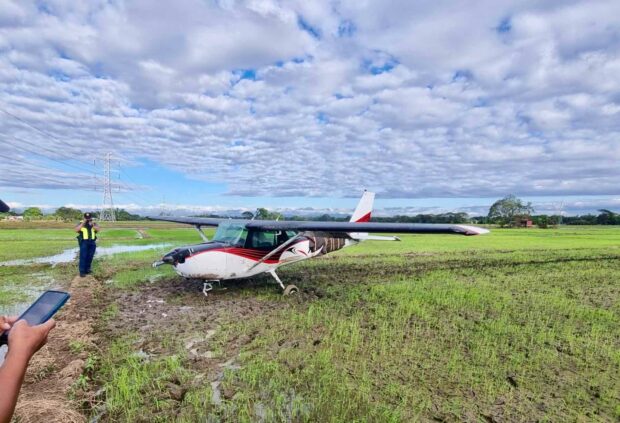 Cessna C152 aircraft crash landed in a rice field in Malolos, Bulacan