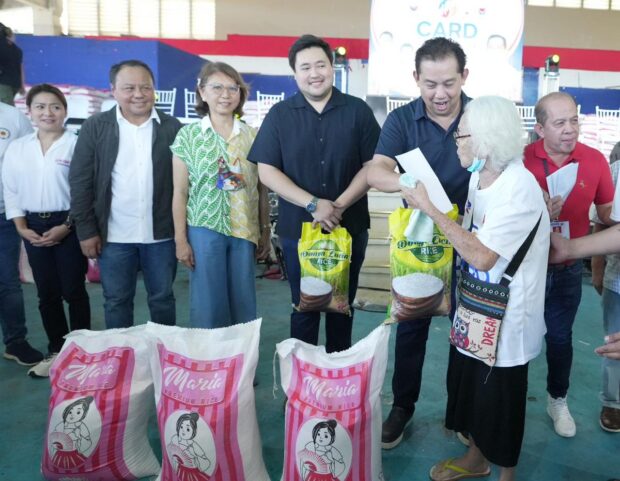 Speaker Ferdinand Martin G. Romualdez, assisted by Siquijor Governor Jake Vincent Villa and Lone District Rep. Zaldy Villa distributes cash and rice to 3,000 beneficiaries of Cash Assistance and Rice Discount (CARD) program during its launch at the Dugukanan, Capitol, in Siquijor province Sunday afternoon. Also present during the eveny are several House Members from the Visayas.