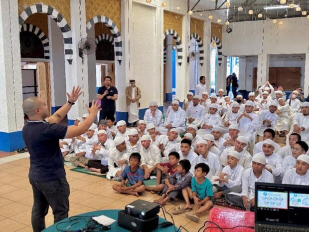 As part of its month-long 19th anniversary celebration, Manila Water Foundation, in partnership with National Commission on Muslim Filipinos, led a WASH Aralan session on proper hand washing and toothbrushing for young Muslims at the Blue Mosque in Taguig City