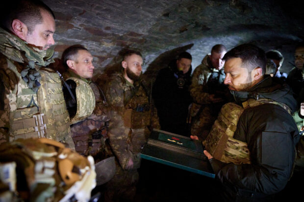 Zelensky visits front line amid speculation about fate of top general