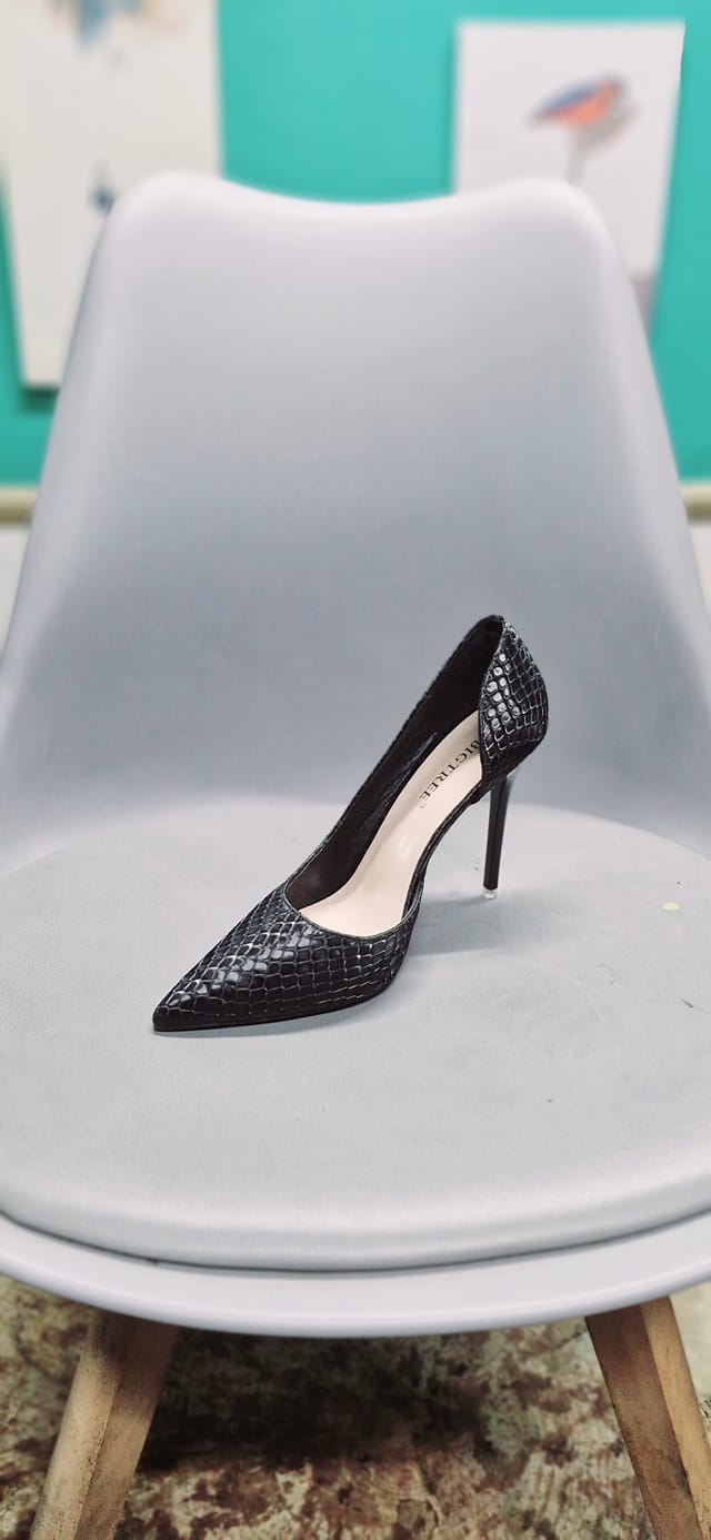 Another Cinderella story is brewing in the city of Baguio, as its law enforcers search for the owner of a certain lost shoe. According to the Baguio Public Order and Safety Division (POSD), the shoe — a 4-inch snakeskin stiletto — was found at the O-shape overpass, near Abanao Street and Session Road, at around 2:00 p.m. on Sunday.