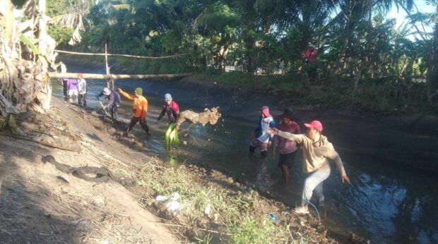 PHOTO: Farmers clear the irrigation system in Bago City, Negros Occidental, on March 1, 2024, to ensure adequate water supply for their crops amid the drought. STORY: Drought gripping Negros Occidental, says Pagasa