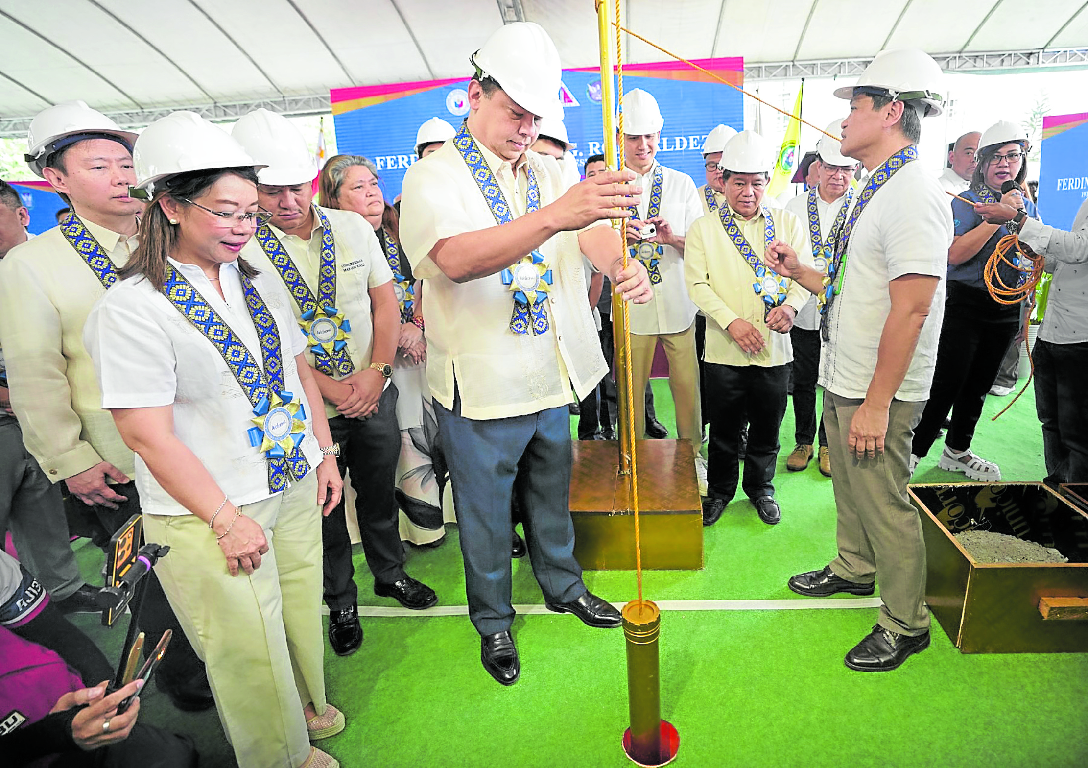 Speaker Martin Romualdezleads the capsule-laying and groundbreaking rites on Friday for the Philippine Cancer Center. 