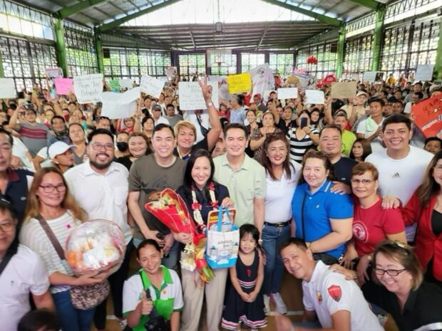 Mayor Joy Belmonte greeted with cakes and birthday flowers by her constituents in District 3, QC. Assisting were QC Ccongressman Franz Pumaren and councillors in distributing financial aid to more than 1,000 QCitizens on March 15