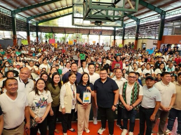 2. Around 1,000 informal settlers from District 4, ,QC QC received financial assistance from Mayor Belmonte also on March 15