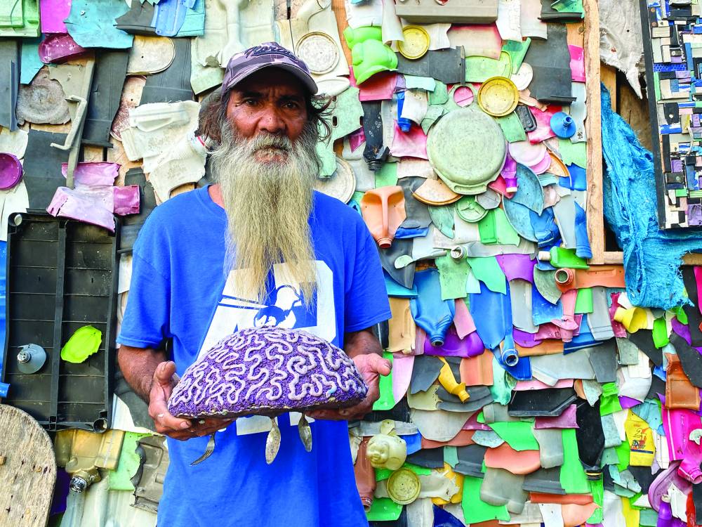  Pedro Angco Jr. recreates a brain coral by using discarded rubber slippers and plastic water bottles that he collectedfrom the shores of Baclayon, Bohol. 