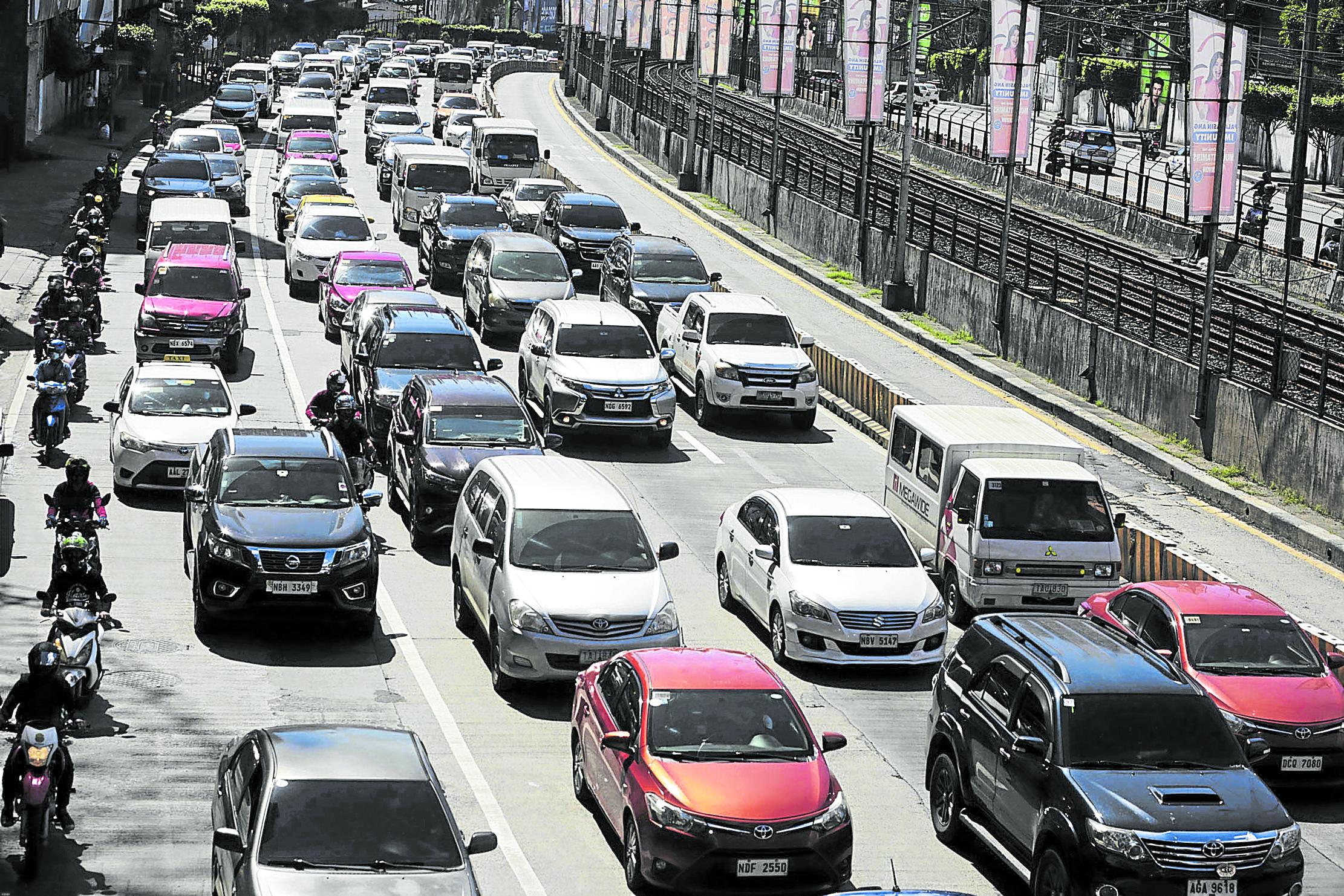 To help ease traffic, NCR local gov’ts adjust work sked starting April 15