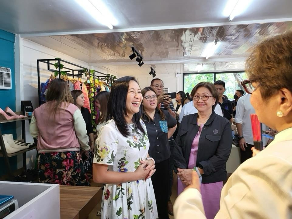 Mayor Belmonte  joins shoppers inside the newly opened kilo store
