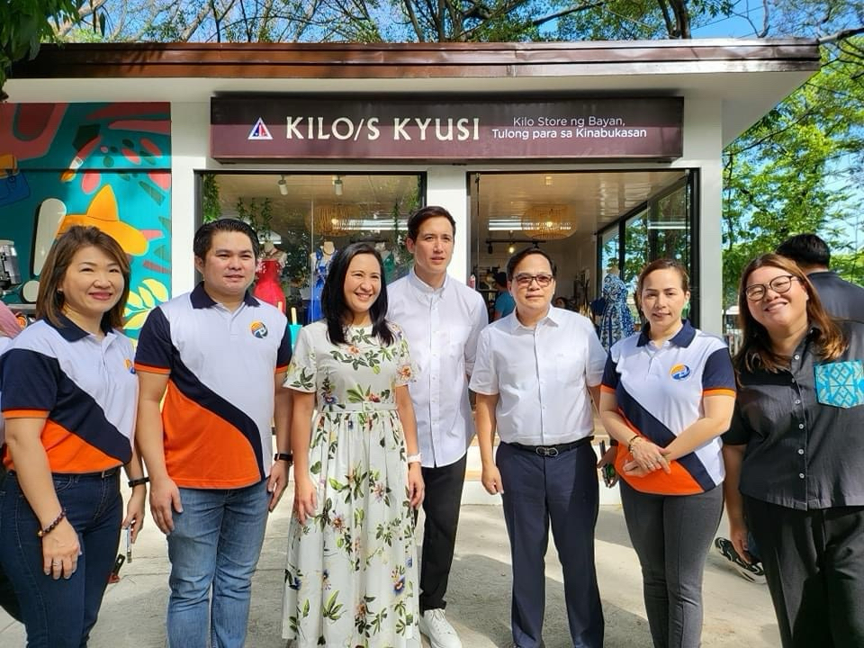 Mayor Belmonte with other city officials at the kilos store