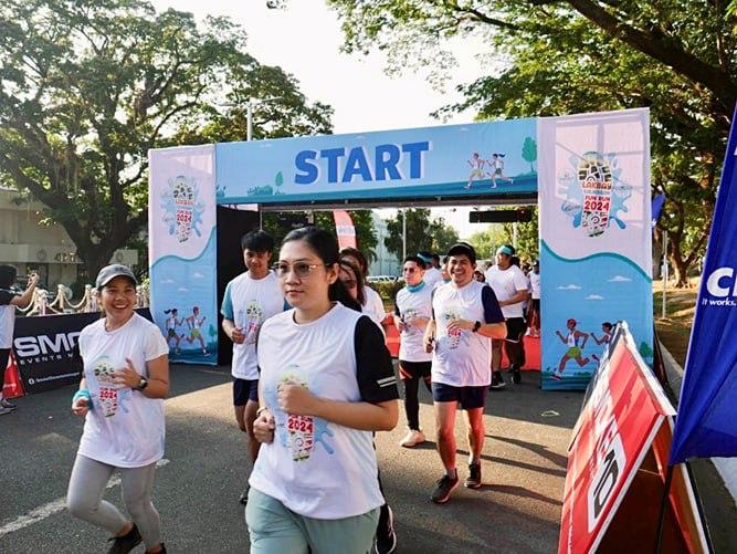 In celebration of this year’s International Mother Earth or Earth Day which is commemorated every 22nd of April, over 200 runners from different organizations and the general public gathered in a running event organized by Manila Water and its Non-East Zone subsidiary Clark Water.Dubbed as LAKBAY KALIKASAN: EARTH DAY FUN RUN 2024, the event was held at the CDC Parade Grounds in Clark Freeport Zone, Pampanga, and aimed to demonstrate support for environmental protection and leading a healthy and sustainable lifestyle