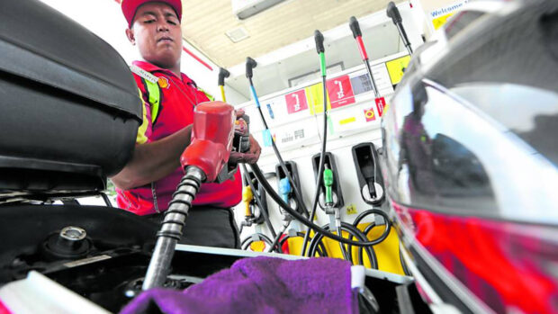 A gas attendant fills up a gas tank at a gasoline station in Quezon City, a day ahead of bigtime price hike, September 23, 2019. Oil Companies will implement on on September 24, 2019, at exactly 6 am amounting to Php 2.35 per liter for gasoline, Php 1.75 per liter for diesel, and Php 1.80 per lliter kerosene. INQUIRER PHOTO / NINO JESUS ORBETA