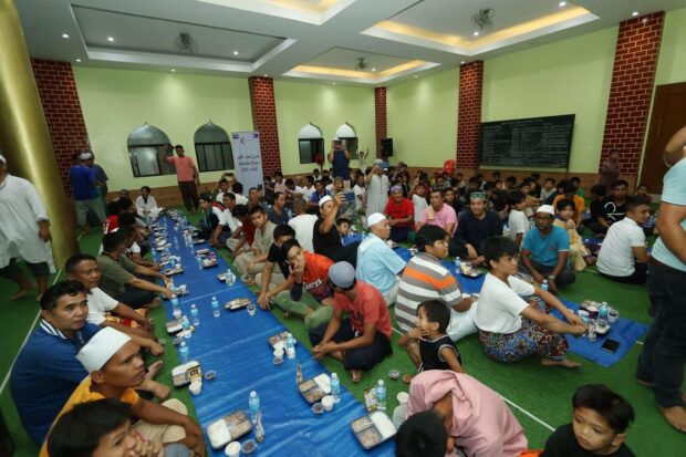 Muslims in Marikina get iftar meals to break Ramadan fasting