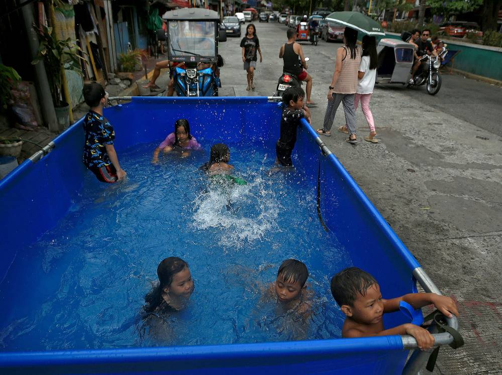 HOT WEATHER / MAY 5 2024 Children dip on an inflatable in Blumentritt, Manila amid searing heat. INQUIRER PHOTO / RICHARD A. REYES