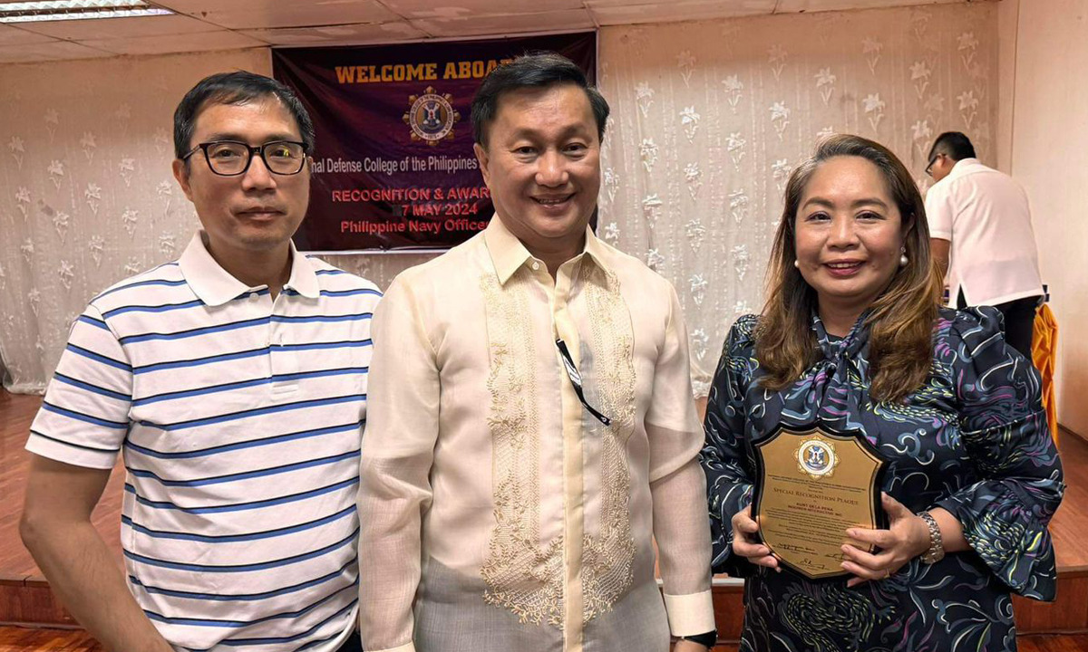 INQUIRER.net COO accepts awards for West PH Sea coverage