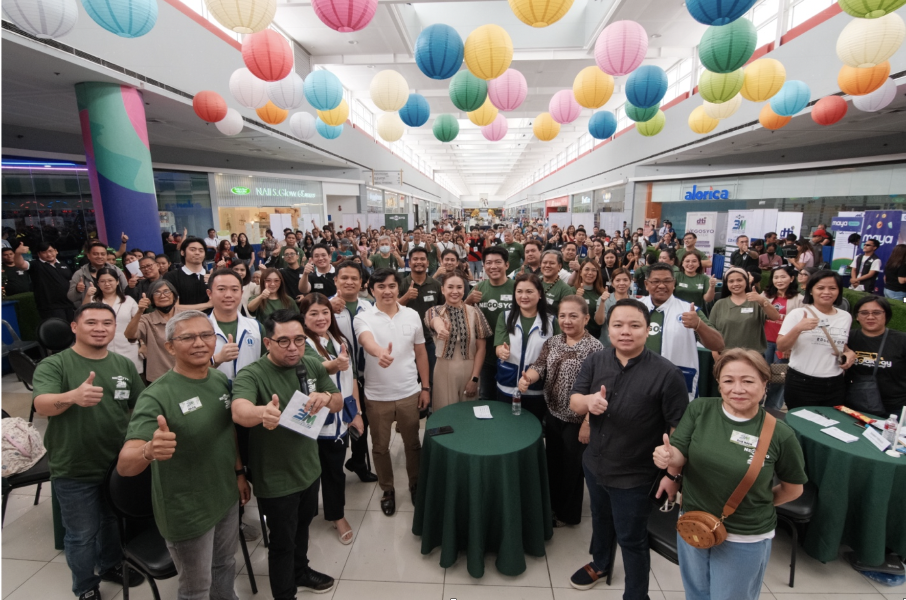 Lipa City Mayor Hon. Eric Africa (center, in white) leads the mentors and MSMEs in giving the signature Go Negosyo thumbs-up. With him are (from left) Rotary Club of Lipa City president Orlan Bancoro, host Michael Angelo Lobrin, Pan De Batangueña owner Alyanna Caringal, PCCI-Lipa Chamber president May Ann Katigbak, DTI Batangas Provincial Director Leila Cabreros, JCI Lipa president Ronnel Sarmiento, and Women's Business Council chairperson Rosemarie Rafael.