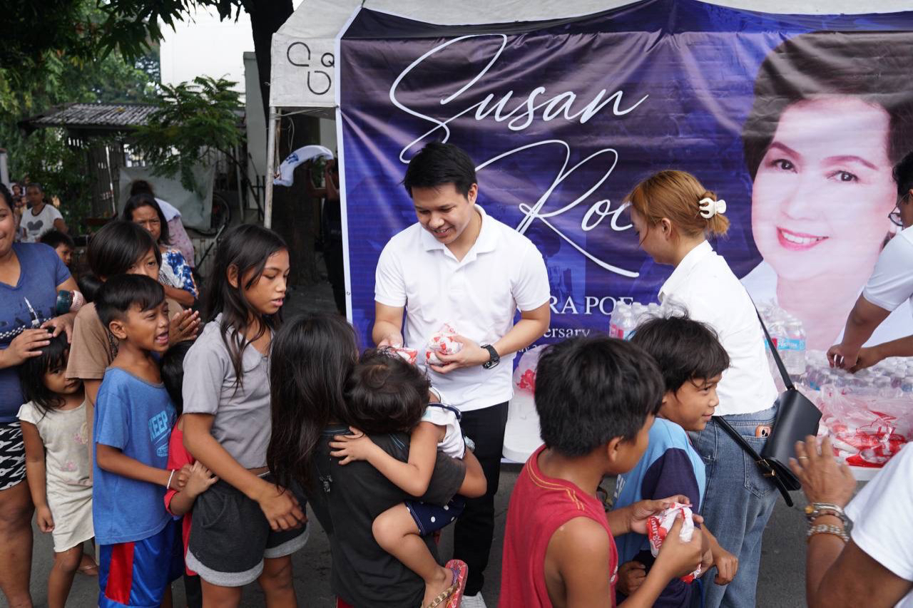 Brian Poe-Llamanzares distributes free lunch for families present at Manila North Cemetery
