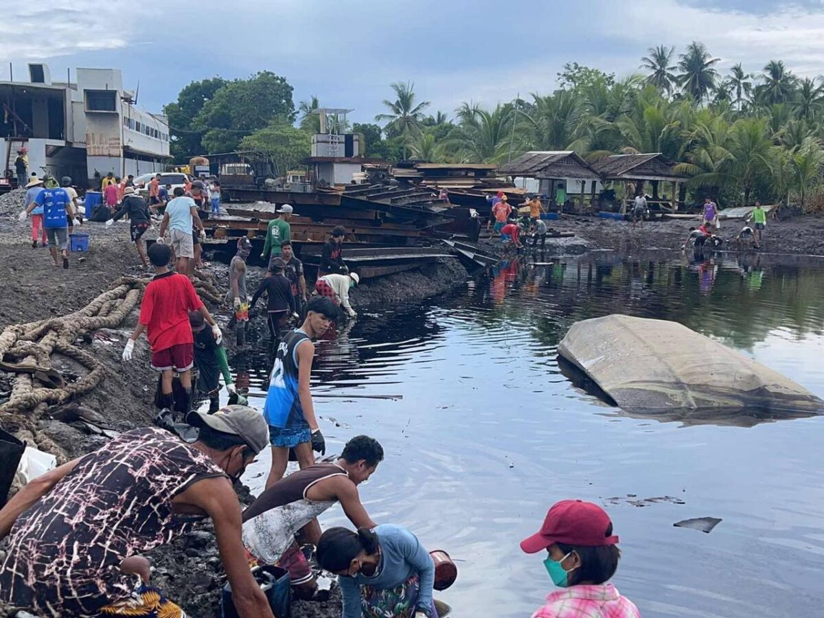 Local residents help contain the oil spill in Barangay Polo, in Aklan’s New Washington town. PHOTO COURTESY OF THE PHILIPPINE COAST GUARD
