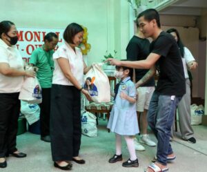 Makati City distributes grocery packs to over 35,000 students image