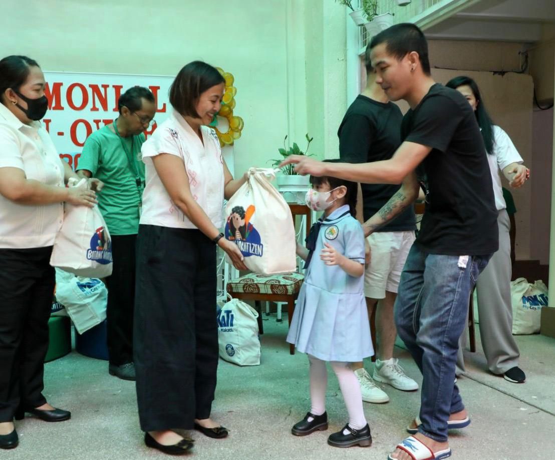 The Makati City government has distributed grocery packs to 35,371 students who completed the school year 2023-2024. (Photo courtesy of Makati City Information and Community Relations Department)