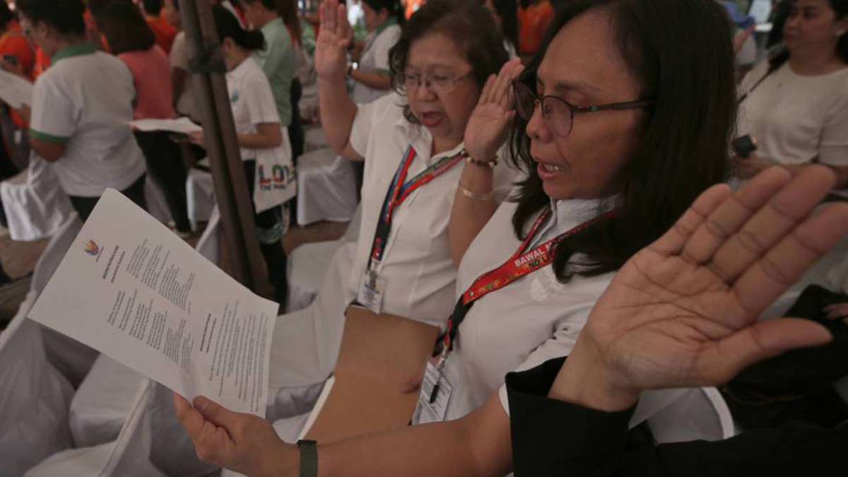 Government workers recite the “Bagong Pilipinas Pledge” after singing the national anthem during the opening ceremony of “Pampamahalaang Programa at Serbisyo,” a service caravan, at Rizal Park in Manila on Monday as part of the country’s 126th Independence Day celebration. 