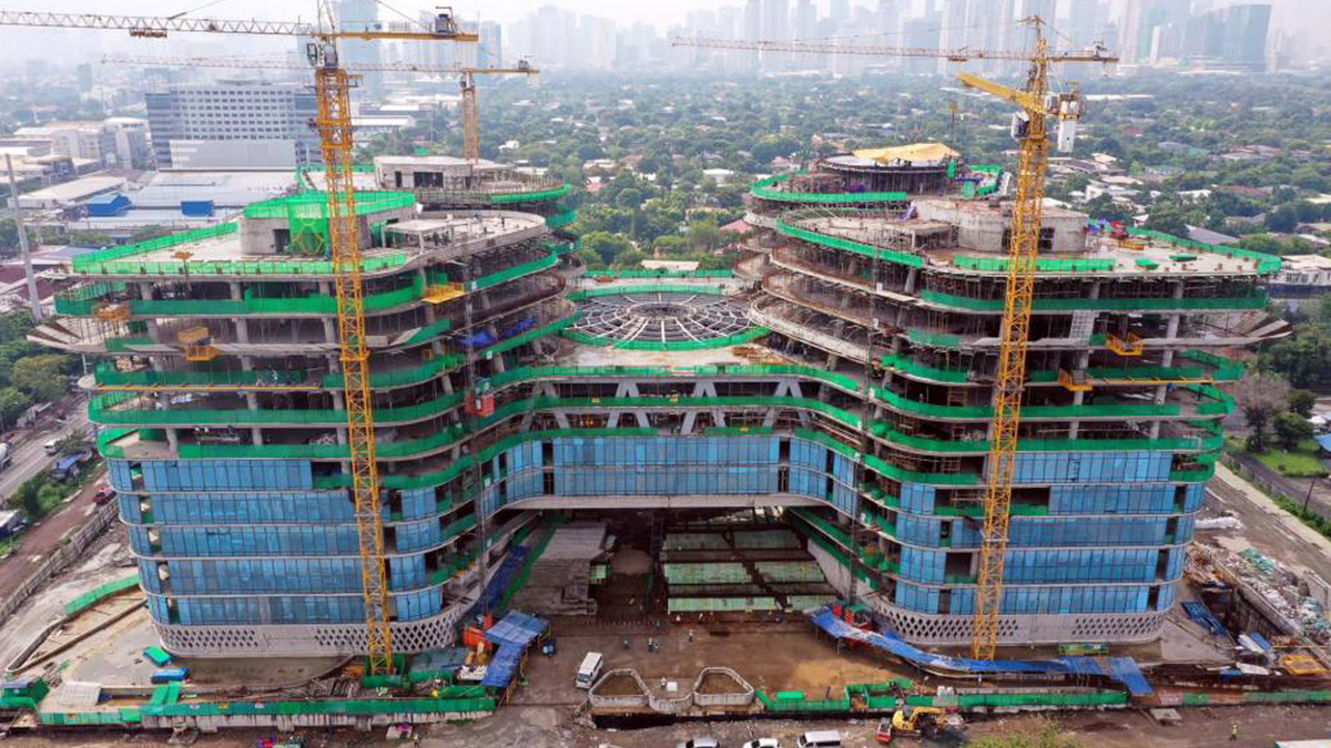 BILLION-PESO PROJECT The newSenate building being built in Taguig as of July last year based on a photo posted by the Department of PublicWorks and Highways (DPWH) on its Facebook page. —PHOTO FROMDPWH senate building cayetano