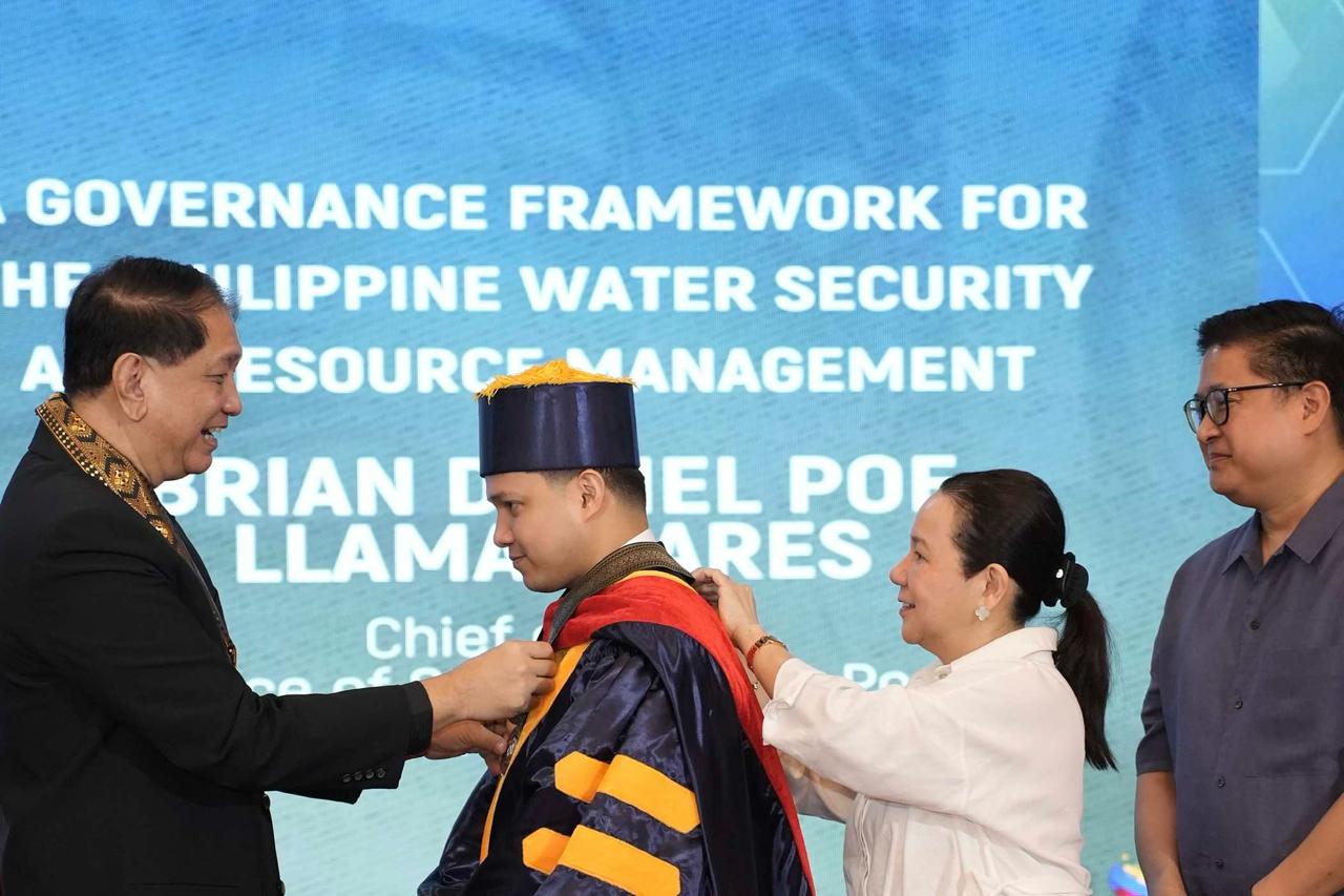 Brian Poe-Llamanzares receives silver medal for Thesis on water security