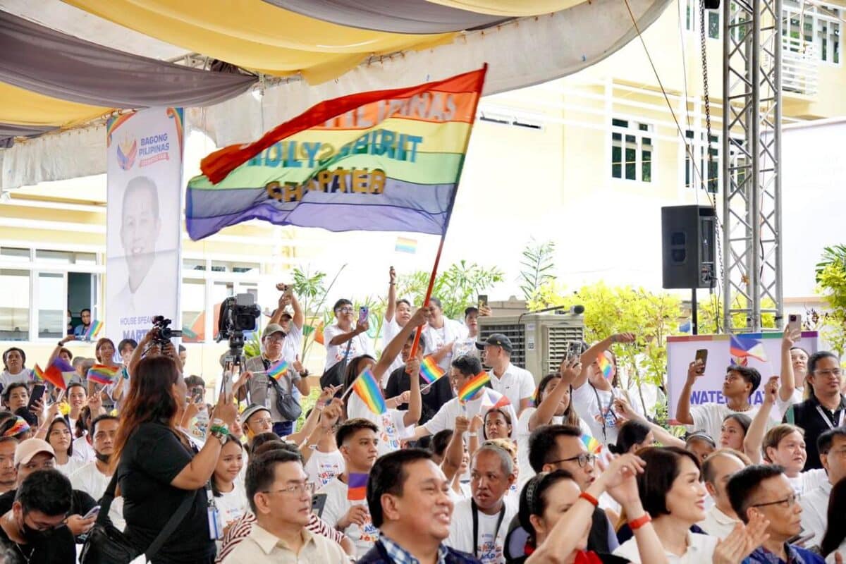 Members of the LGBTQIA+ community in Mandaluyong City get P5,000 cash aid from First Lady Liza Araneta Marcos and House of Representatives Speaker Martin Romualdez on Monday, June 24, 2024. The assistance was coursed through the Ayuda sa Kapos ang Kita Program (AKAP) of the Department of Social Welfare and Development (DSWD). Photo from Office of Speaker Romualdez