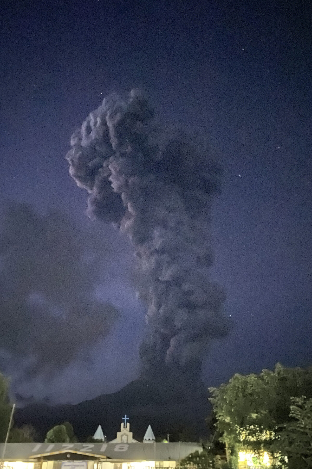Kanlaon posts fewer volcanic quakes, sulfur dioxide flux – Phivolcs
