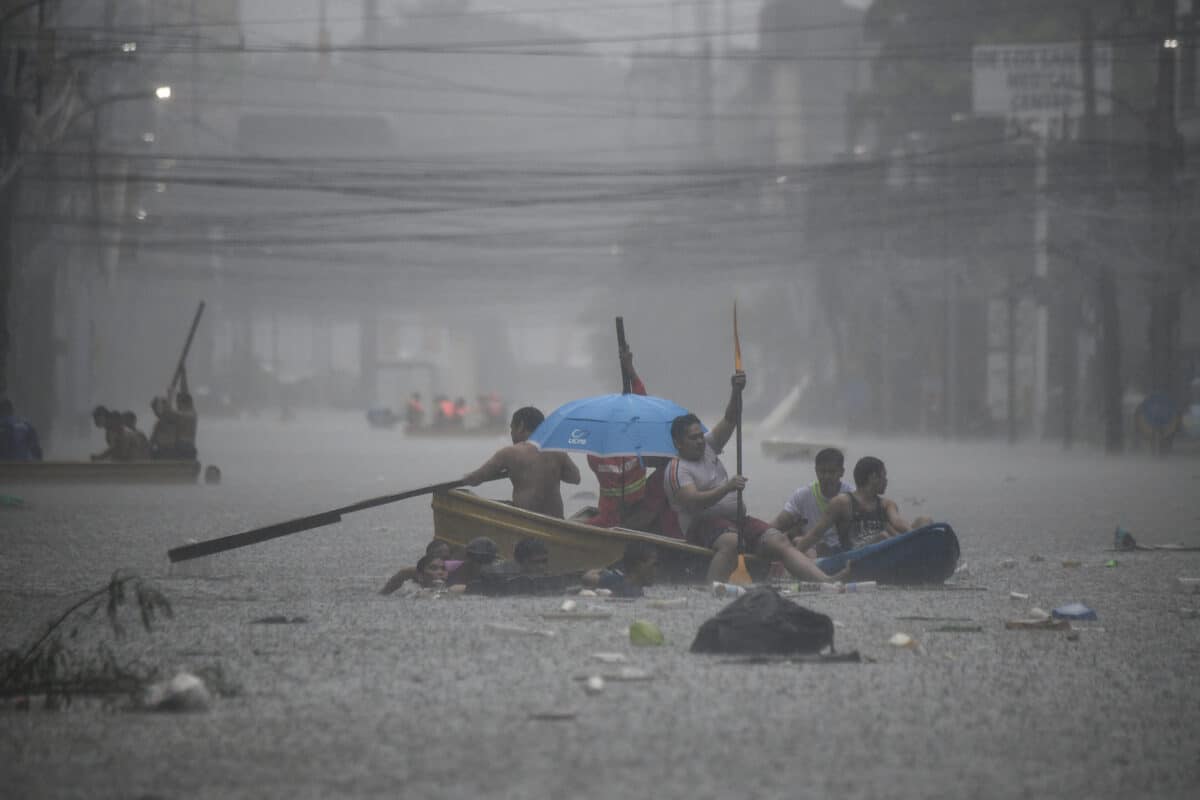 PHOTO: Resuces in boats along flooded Manila street STORY: Metro Manila flood control plan needs update – Romualdez, Momo