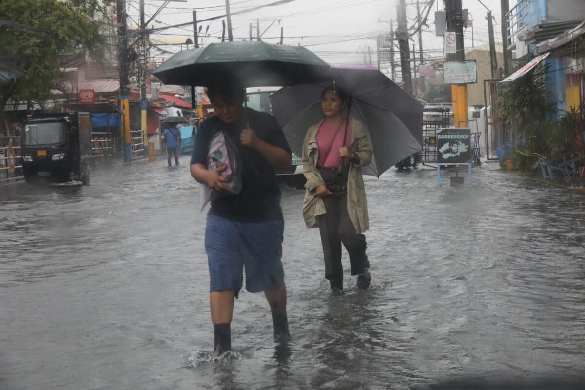 Hujan ringan hingga lebat diperkirakan terjadi di beberapa wilayah Visayas pada Minggu (27 Oktober)