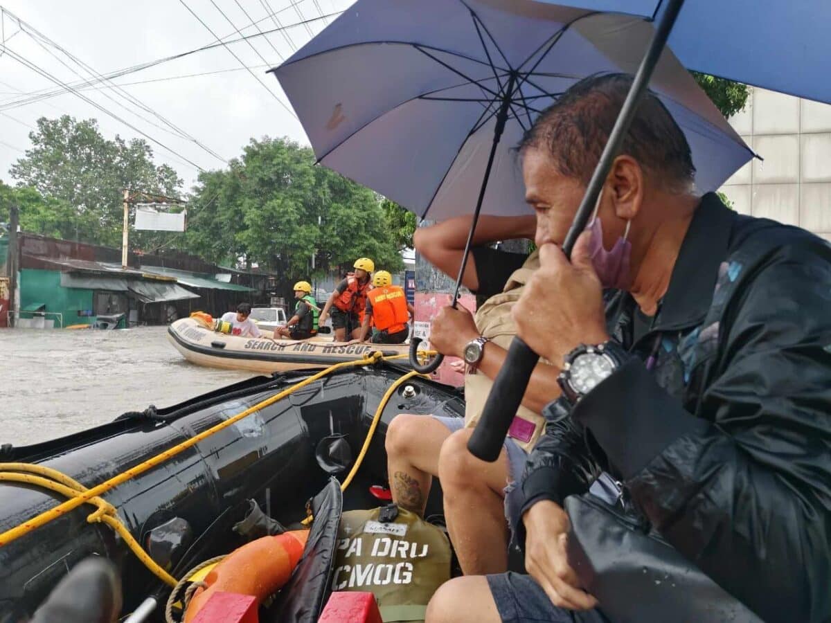 PHOTO: ⁨People aboard the rescue boat during the Army's rescue efforts amid the massive flooding brought about by Super Typhoon Carina and the southwest monsoon in Quezon City on July 25, 2024. STORY: 34 reported dead in Luzon due to Carina – PNP