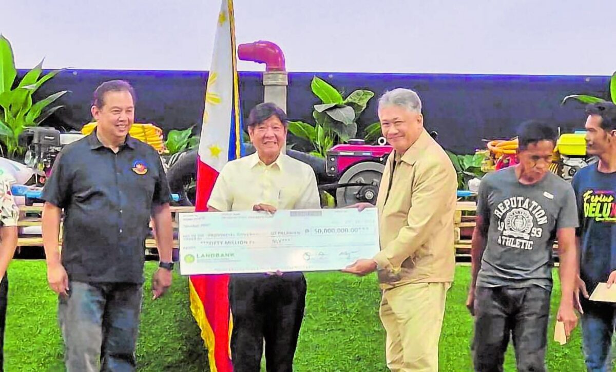Marcos hands P99-M aid to Palawan, Marinduque folk