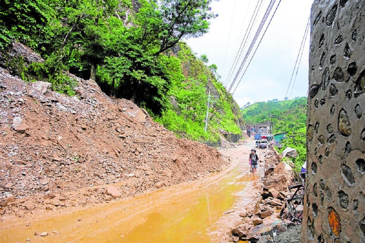Sections of Kennon Road, like this area in Camp 6 in this photo taken on Wednesday, are being cleared of landslides caused by heavy rains brought by Supertyphoon “Carina” (Gaemi)and the enhanced southwest monsoon. Kennon, the shortest route to Baguio City, has yet to be opened on Thursday and motorists on their way to the summer capital are advised to take Marcos Highway.
