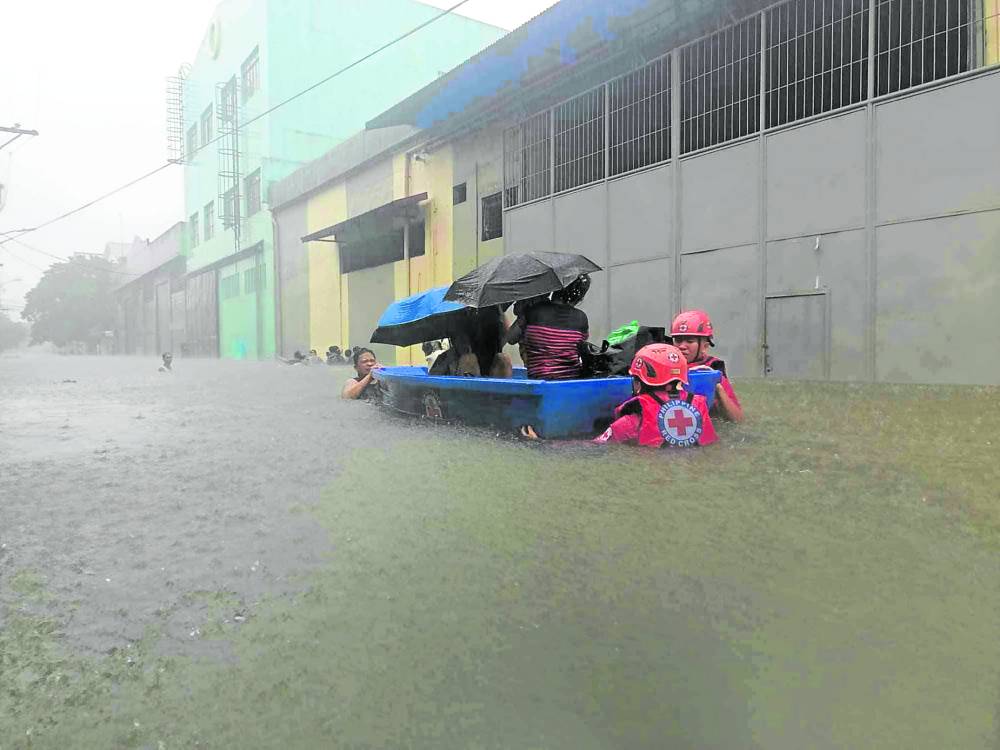 Volunteers of the Philippine Red Cross (PRC) were called to action as early as the morning of July 24, when the impact of Supertyphoon“Carina” was beginning to be felt in Metro Manila and other parts of Luzon.