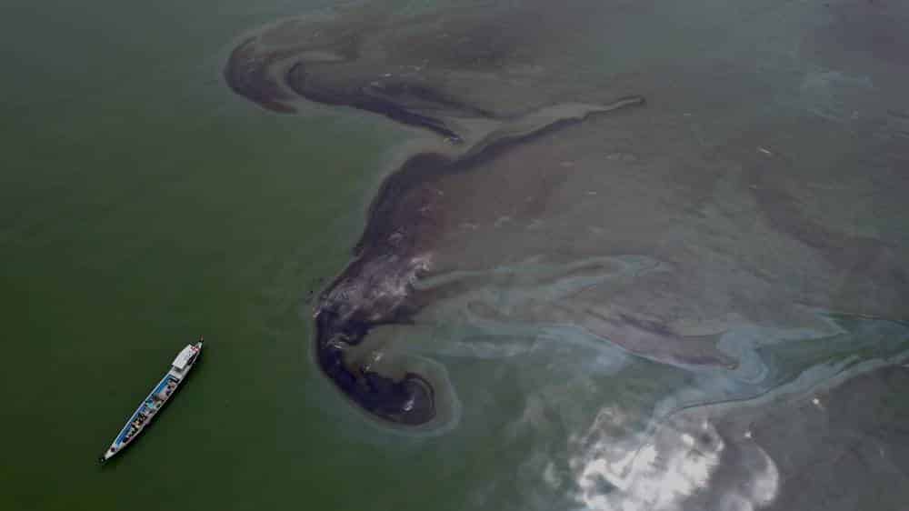 A thick layer of oil can be seen across the water’s surface approximately four kilometers from the coastline in Tibaguin Island, Hagonoy Bulacan.