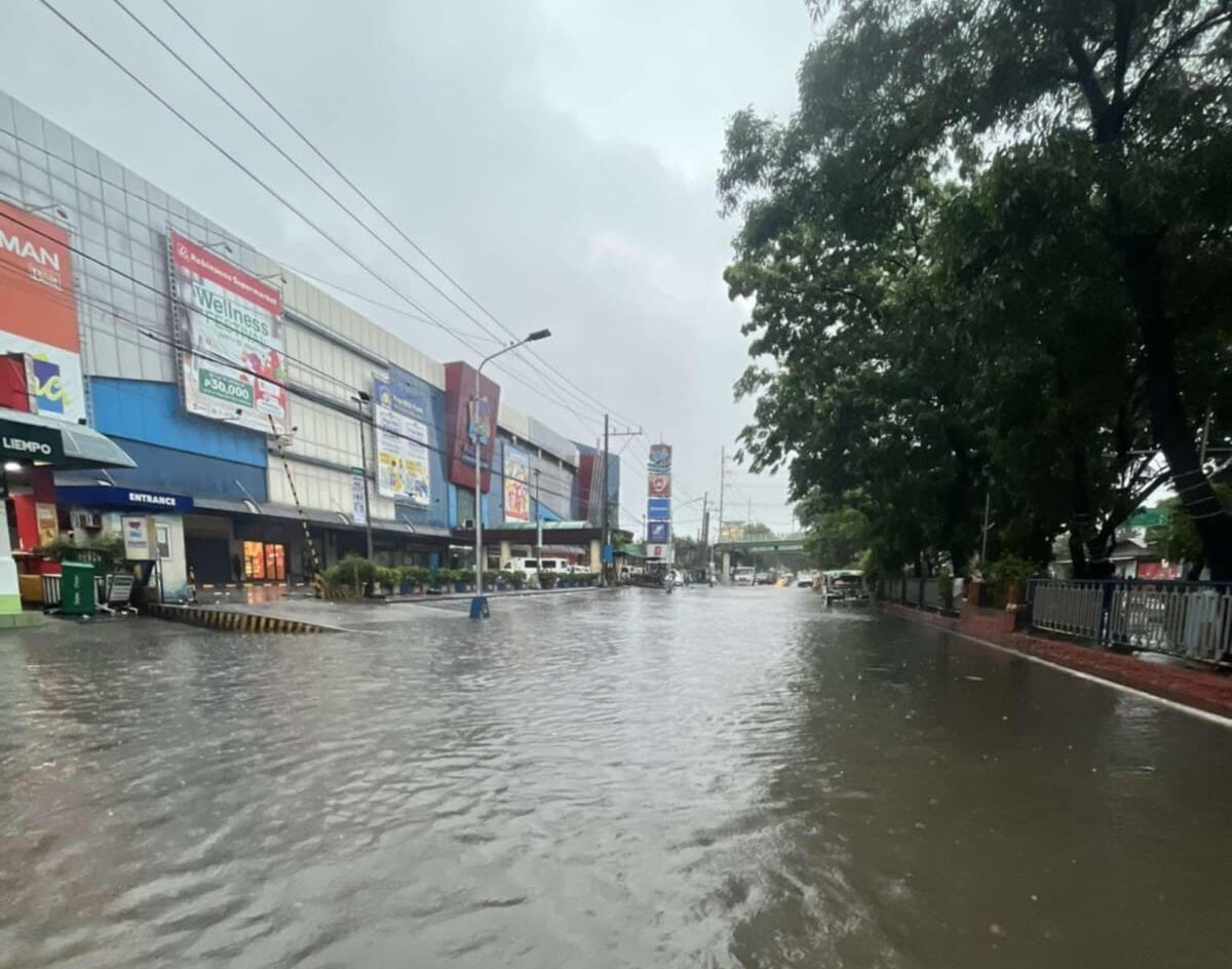 Flood along C4 Road, Barangay Longos in Malabon City 