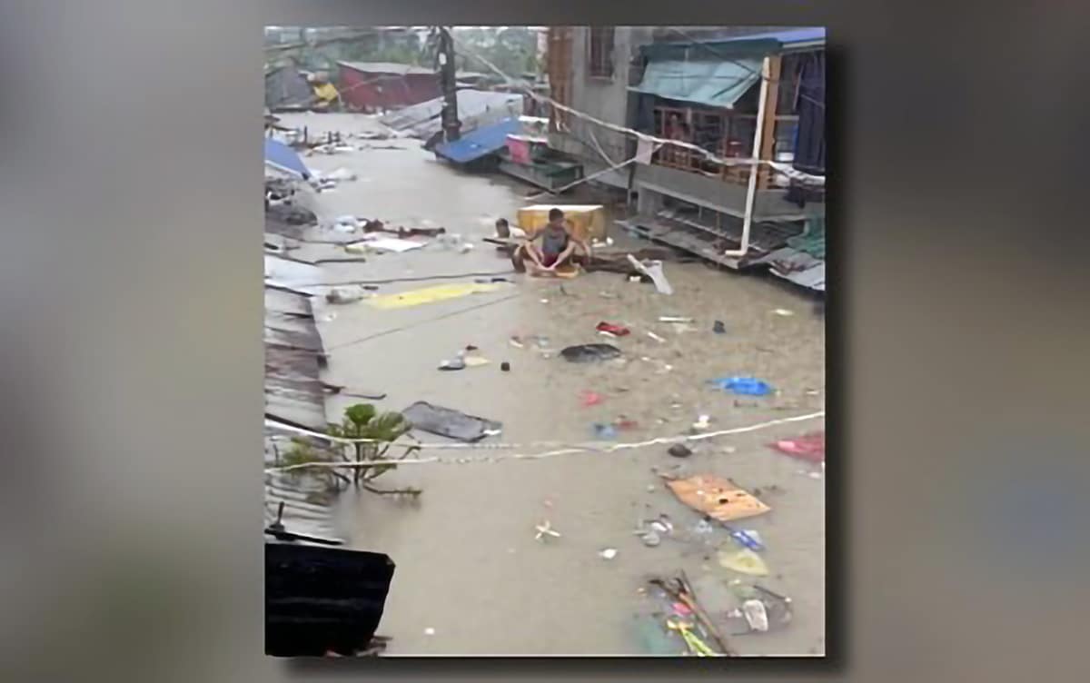 More than 52 villages in seven towns of Bulacan suffered from flooding due to strong rains caused by typhoon Carina and the high tide in Manila Bay on Wednesday (July 24, 2024). Two roads in the towns of Bulakan and Guiguinto were also reported unpassable to all types of vehicles.