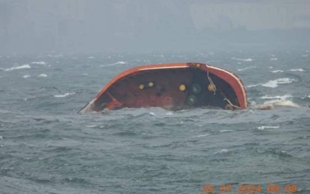 1 tewas, dikhawatirkan terjadi kebocoran minyak setelah kapal tanker terbalik di perairan Bataan
